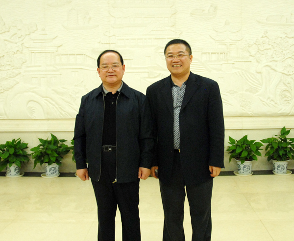 1569823682599716.jpg 13.原江西省委書記、現(xiàn)廣西壯族自治區(qū)黨委書記鹿心社與正邦集團(tuán)總裁林印孫親切合影.JPG